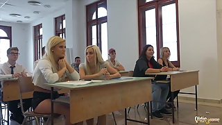 კოლეჯის სტუდენტები ასაკოვანი ქალბატონები, მათი პროფესორი კლასის ქალიშვილი ჯგუფური სექსი ვიდეო ბიჭი