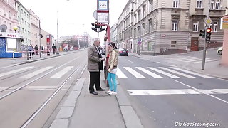 ბებერი იღებს, teens ახალგაზრდა - ეს ძველი მიდის ახალგაზრდა ბიჭი აღფრთოვანებული lenka ვიდეო,,